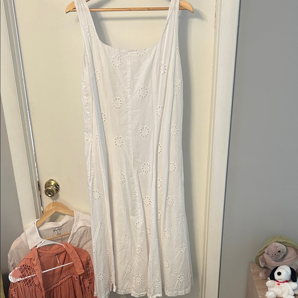 Chic White Floral Maxi Dress - Picture 2 of 3